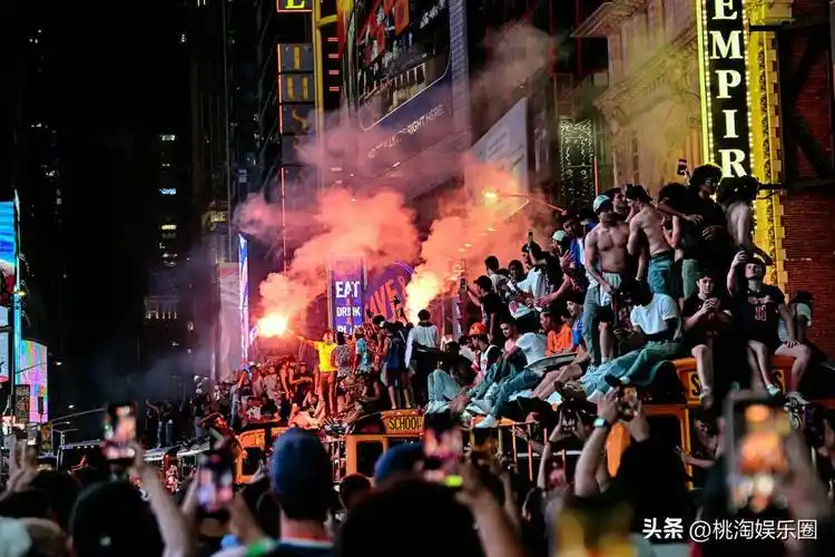 纽约万人空巷夺冠游行！足球迷眼馋：何时轮到咱们